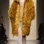 O pêlo colorido, como vemos neste casaco amarelo-açafrão, também teve lugar na colecção da marca Bottega Veneta, que apresentou as suas propostas em Milão