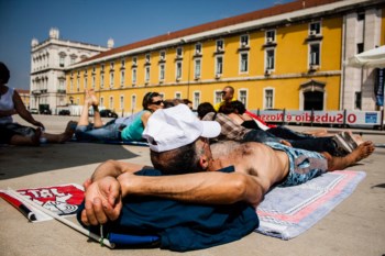 Os manifestantes entregaram no ministério uma resolução em que acusam o Tribunal Constitucional de “dar uma mãozinha ao Governo” Os manifestantes entregaram no ministério uma resolução em que acusam o Tribunal Constitucional de “dar uma mãozinha ao Governo”