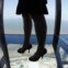 Reino Unido, Blackpool, 01.09.2011 | Uma mulher experimenta o passeio aéreo - um piso em vidro no topo - estreado na Blackpool Tower. A torre reabriu após dez meses de obras para restauro e inclusão de novas atracções. 