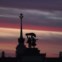 Rússia, Moscovo, 06.09.2011 | Pôr-do-sol sobre as estátuas à entrada do Centro Panrusso de Exposições (VVTs, na sigla russa), inaugurado em 1939 e dedicado então às 