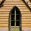 As paredes exteriores procuram imitar tábuas de madeira e a cortiça virgem é omnipresente na fachada como elemento decorativo
