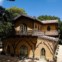 A arquitectura do chalet – de influências desconhecidas - é composta pelo rés-do-chão rectangular e um primeiro andar em forma de cruz
