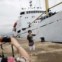 Turistas chinesas a guardarem recordações do cruzeiro, em Rason. 