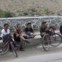 Um momento para descansar as bicicletas e observar os turistas. 