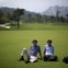 Dois turistas chineses descansam na relva de um campo de golfe (encerrado) no monte Kumgang. 
