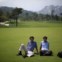 Dois turistas chineses descansam na relva de um campo de golfe (encerrado) no monte Kumgang.