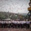O coreografado e festivo adeus de moradores aos turistas chineses.