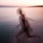 Croácia, 10.09.2011 | Efeitos naturais: um rapaz corre para o mar, ao pôr-do-sol, num praia de Omis, no Adriático. 