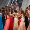 A Miss Universo 2011 é felicitada pelas outras concorrentes
