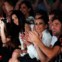 Kim Kardashian aplaude o desfile Abbey Dawn Primavera/Verão 2012, marca da cantora Avril Lavigne