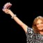 A designer Diane von Fustenberg agradece após a apresentação do seu desfile para a Primavera/Verão 2012