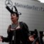 Rosemary Ponzo canta em frente ao Lincoln Center