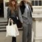 A jornalista Molly Taylor (E) e o designer Alexander Hauck