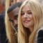 A actriz Sienna Miller (D) e o rapper norte-americano Kanye West assistem à apresentação Burberry Prorsum na Semana de Moda de Londres