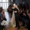 O designer Julien MacDonald agradece no final do seu desfile Primavera/Verão 2012