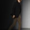 O designer Matthew Williamson agradece após a sua apresentação Primavera/Verão 2012