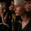 Uma modelo lê nos bastidores, antes do desfile Eudon Choi Primavera/Verão 2012