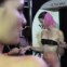 Uma modelo a ser bronzeada para o desfile David Koma Primavera/Verão 2012