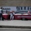 Cuba, 28.09.2011 | À espera de turistas para uma volta no seu carro histórico, em Havana. A paisagem automobilística de Cuba prepara-se para mudar: pela primeira vez desde a revolução em 1959, os cubanos vão poder comprar e vender carros. 