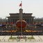 China, Pequim, 1.10.2011 | Na praça Tiananmen, turistas em redor da gigante lanterna vermelha que integra as comemorações do Dia Nacional da China. 