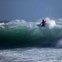Uma eliminatória do campeonato Quiksilver Pro em Ribeira d’Ilhas. Manobra de Vasco Ribeiro.