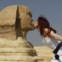 Egipto, Cairo, Pirâmides de Giza, 19.10.2011 | Um “beijo” na Esfínge, uma turista em pose clássica, um país em luta por recuperar o turismo. 