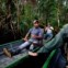 O rio é a via de comunicação que liga as várias comunidades da Amazónia; é onde as pessoas se cruzam e cumprimentam, quando as canoas se encontram. 