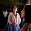 Olhos amendoados, cabelos lisos, muitos compridos e brilhantes, estatura pequena e robusta – assim são as mulheres kichwa, especialistas em fazer bijutaria da selva com sementes.