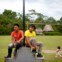 A praça central da comunidade Añangu é um relvado que se transforma em campo de futebol no intervalo das aulas. Para ali vêm jovens de várias outras comunidades das redondezas, que ficam alojados em casas comunitárias. Há 102 jovens a estudar.