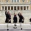 Grécia, Atenas, 11.11.2011 | Entre crises e nova governação, o momento de mudança de guarda presidencial, à frente do Parlamento. 