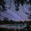 Imagem do rasto de estrelas obtido no Alentejo (Vila Boim, Elvas), numa longa exposição de 5h. Imagem obtida na região sudoeste do céu. Soma de 550 imagens (23h31 a 04h33 de 19/09/2011). Cada imagem tem 30 segundos, totalizando uma integração de 275 minutos. Na imagem à esquerda, o rasto mais evidente é da estrela Fomalhaut, da constelação Piscis Austrinus. é ainda possível ver rastos de outras constelações como: Aquila, Scutum, Sagittarius, Scutum, Aquarius, Capricornus, Microscopium, Ophiuchus.