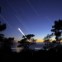 Rasto da Lua e do planeta Saturno a pôr-se na região do Oceano Atlântico. Imagem obtida na Fonte da Telha em 03/08/2011 entre as 21h38 e as 22h42. Soma de 331 imagens cada uma de 10 segundos, totalizando uma integração de 55 minutos. São visiveis diversas estrelas como Spica, Porrima, Denebola, Vindemiatrix, Alula Australis e Borealis e o Planeta Saturno.