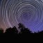 Rotação das estrelas que circundam a região da estrela polar. No Alentejo (Vila Boim, Elvas) em 1/07/2011 ( 00h53 a 04h41). Soma de 420 imagens cada uma de 30 segundos, totalizando uma integração de 3h30 minutos. São visíveis as distintas cores das estrelas de várias constelações tais como: Ursa Menor, Ursa Maior, Canes Venatici, Draco, Cepheus, Camelopardalis e ainda de Cassiopeia. 