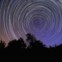Rotação das estrelas que circundam a região da estrela polar. No Alentejo (Vila Boim, Elvas) em 1/07/2011 ( 00h53 a 04h41). Soma de 420 imagens cada uma de 30 segundos, totalizando uma integração de 3h30 minutos. São visíveis as distintas cores das estrelas de várias constelações tais como: Ursa Menor, Ursa Maior, Canes Venatici, Draco, Cepheus, Camelopardalis e ainda de Cassiopeia.