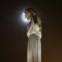 Lua Cheia por trás do Cristo Redentor em Almada.  
