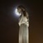 Lua Cheia por trás do Cristo Redentor em Almada.