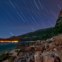 Imagem do movimento das estrelas registado ao longo da noite com a lua cheia a iluminar o céu a sudeste, São visíveis várias estrelas: Sirius, Betelgeuse, Castor, Pollux, Alphard, Alhena, Menkalinan, Alnath...etc.