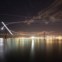 São visíveis vários rastos de aviões que se movimentam em direcção ao aeroporto de Lisboa, assim como o rasto da Lua Crescente e de algumas estrelas da constelação de Andromeda, Pegasus e Carneiro. Junto ao horizonte lisboeta é ainda visível o rasto luminoso de um navio que se movimenta em direcção ao Oceano Atlântico.