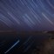 Imagem do movimento das estrelas registado ao longo da noite no dia 12/03/2010 entre as 22h26 e as 23h56. Para o resultado final foi feita uma soma manual de 159 imagens no CS3 cada uma de 30 segundos, totalizando uma integração de 80 minutos. Na Lagoa de Albufeira. 