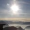 Suíça, 21.11.2011 |  Uma turista espreita a vista dos Alpes suíços no Monte Rigi (1,797m), perto do Lago Lucerna. 