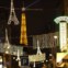 França, 27.11.2011 | Um verdadeiro postal de como se mostra por estes dias a Rue Saint Charles de Paris iluminada pelo espírito natalício e luzes em forma da torre Eiffel (a verdadeira vê-se ao fundo). 