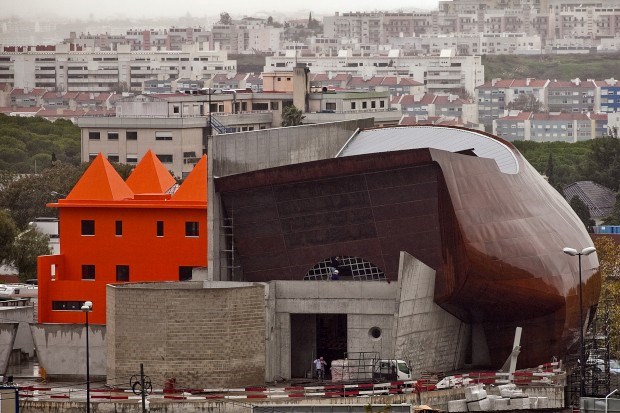 Igreja-caravela foi projectada pelo arquitecto Troufa Real