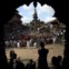 Devotos aguardam em frente ao templo Krishna, durante o festival Krishna Janmashtami, que marca o nascimento do deus. Agosto/2011.