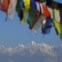 Evereste ao fundo com bandeiras religiosas a ondular ao vento. Vista a partir do mosteiro Thrangu Tashi Yangtse, Kavre, perto de Katmandu.
