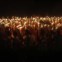 Indonésia, 10.12.2011 | Um grupo de pessoas com tochas, parte dos 3777 participantes dedicados a baterem o recorde Guiness de parada de tochas acesas. Em Jacarta. 