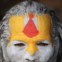 Um “homem santo” do hinduísmo no templo Pashupati, em Katmandu, em preparação para o Shivaratri, o maior dos festivais hindus dedicados a Shiva. Fumar marijuana, rezar e pintar os corpos com cinzas faz parte dos rituais. Fevereiro/2011.