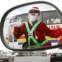Filipinas, 14.12.2011 | O controlador de tráfego Ramiro Hinojas, em Pasay, decidiu vestir-se de Pai Natal. Aqui, é visto reflectido no espelho lateral de um veículo.