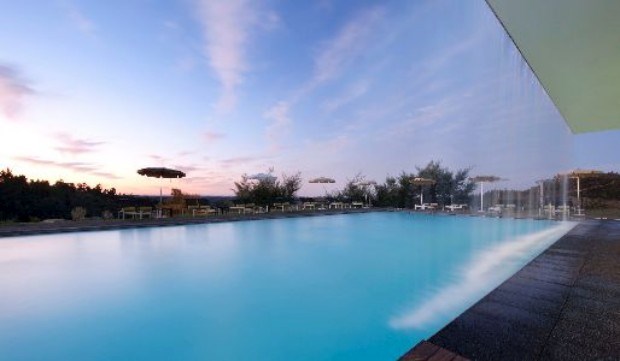Vista da piscina exterior do Longevity Wellness Resort Monchique 