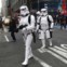 EUA, 20.12.2011 | Directamente de Star Wars para a Times Square de Nova Iorque. Estes Storm Troopers participavam numa sessão do NASDAQ em que a Electronic Arts Inc. voltou a entrar. A empresa aproveitou para lançar o jogo 