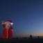 França. Saudação de um Pai Natal luminoso na Promenade des Anglais de Nice 